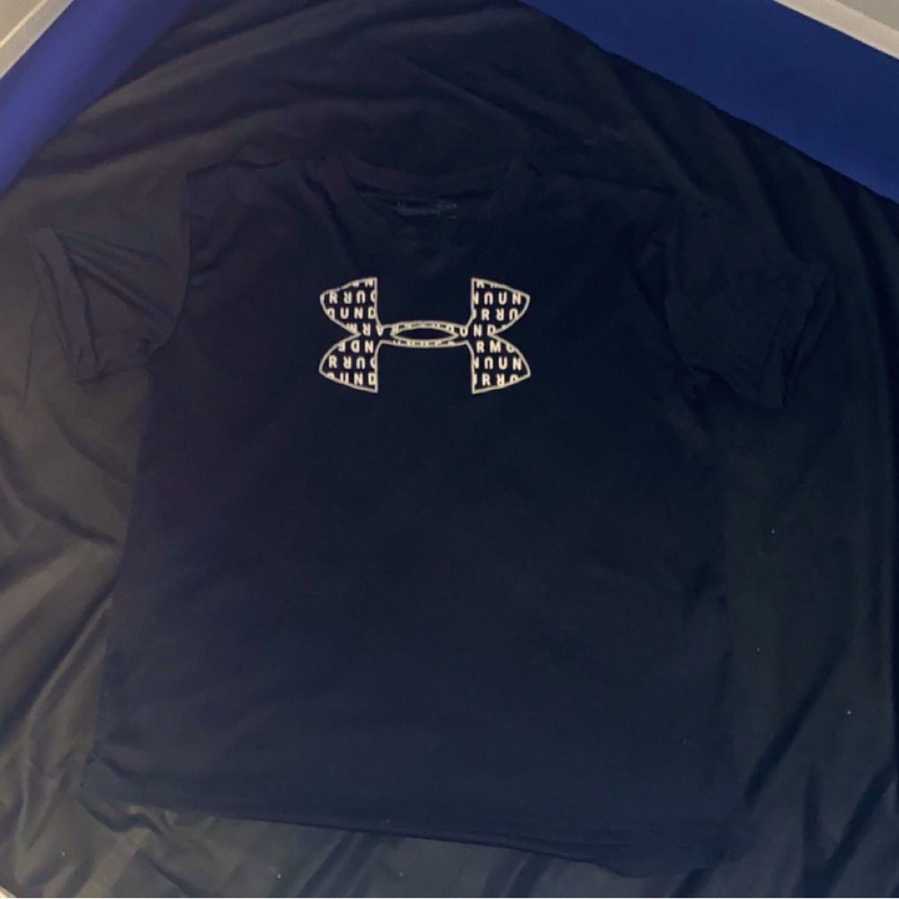 Mens medium under armour shirt